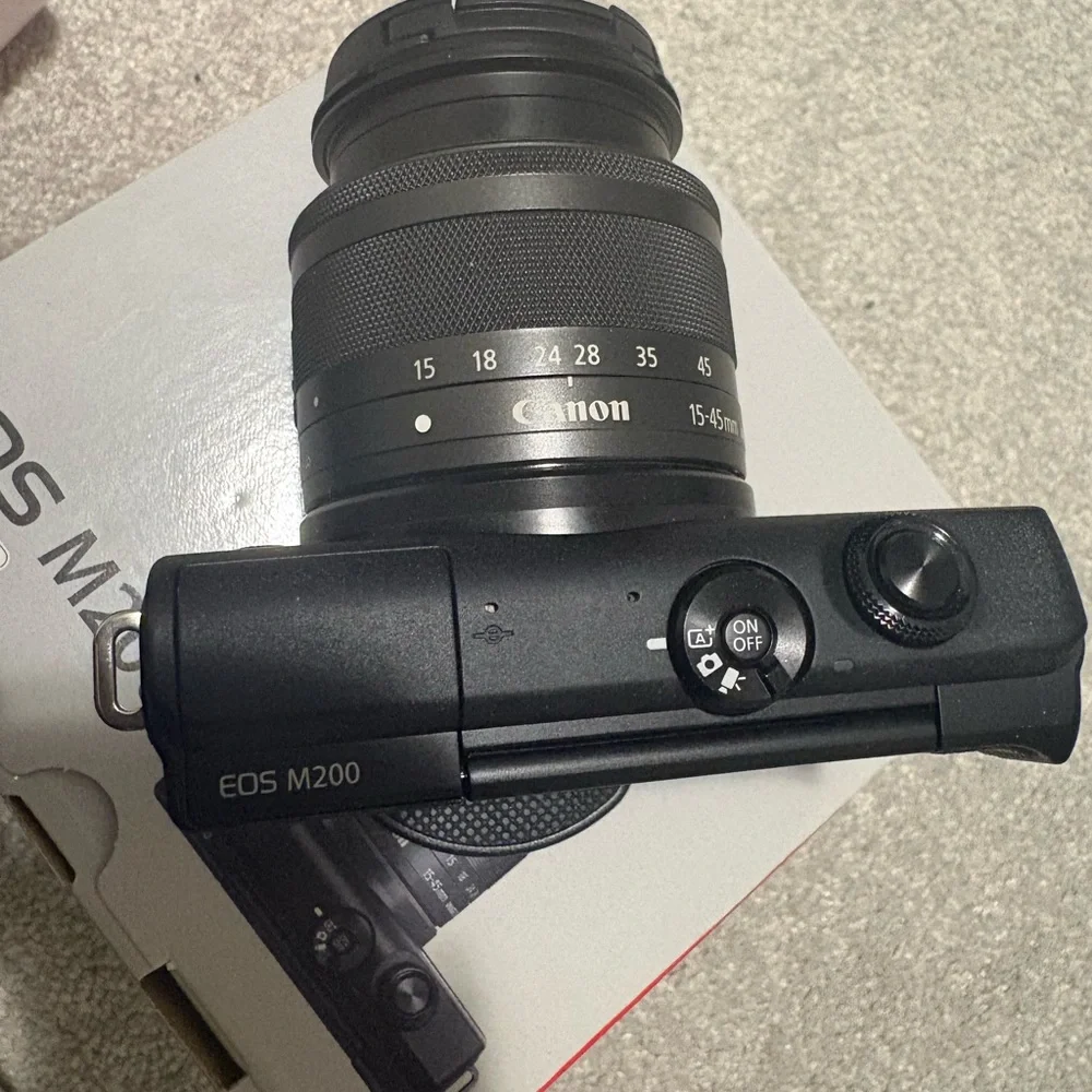 Canon EOS M200 Compact Mirrorless Camera in Black - Picture 5 of 9